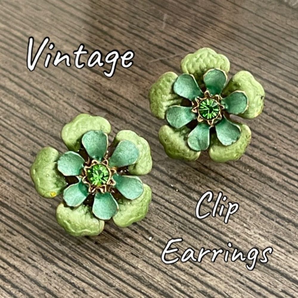 Vintage Green Flower Floral Clip Earrings